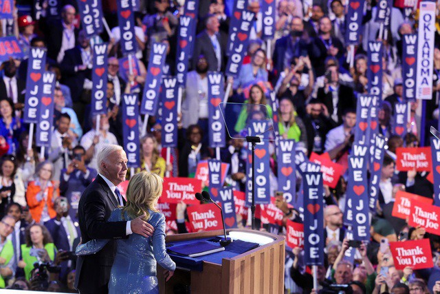 Khán phòng tràn ngập những biểu ngữ "Chúng tôi yêu Joe"; "Cảm ơn Joe" khi Tổng thống Mỹ Joe Biden xuất hiện trên sân khấu cùng vợ - Ảnh: REUTERS