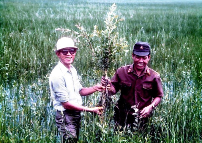 GS Võ Tòng Xuân (trái) thực địa trên những cánh đồng ở Đồng Tháp Mười, năm 1985. Ảnh: Tư liệu