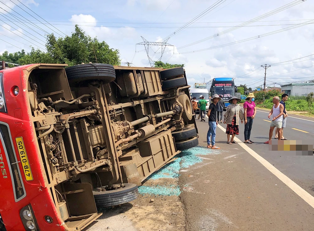 Hiện trường vụ lật xe khách trên quốc lộ 14 - đoạn qua xã Ia Rong, huyện Chư Pưh, Gia Lai. Ảnh: HV.