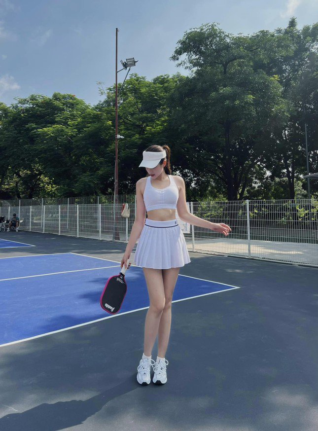 Nàng hậu mới kết thân với môn pickleball.