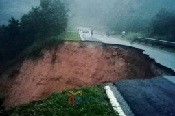 Tin tức trong ngày - Hố sâu hàng chục mét xuất hiện trên quốc lộ 18B ở Quảng Ninh