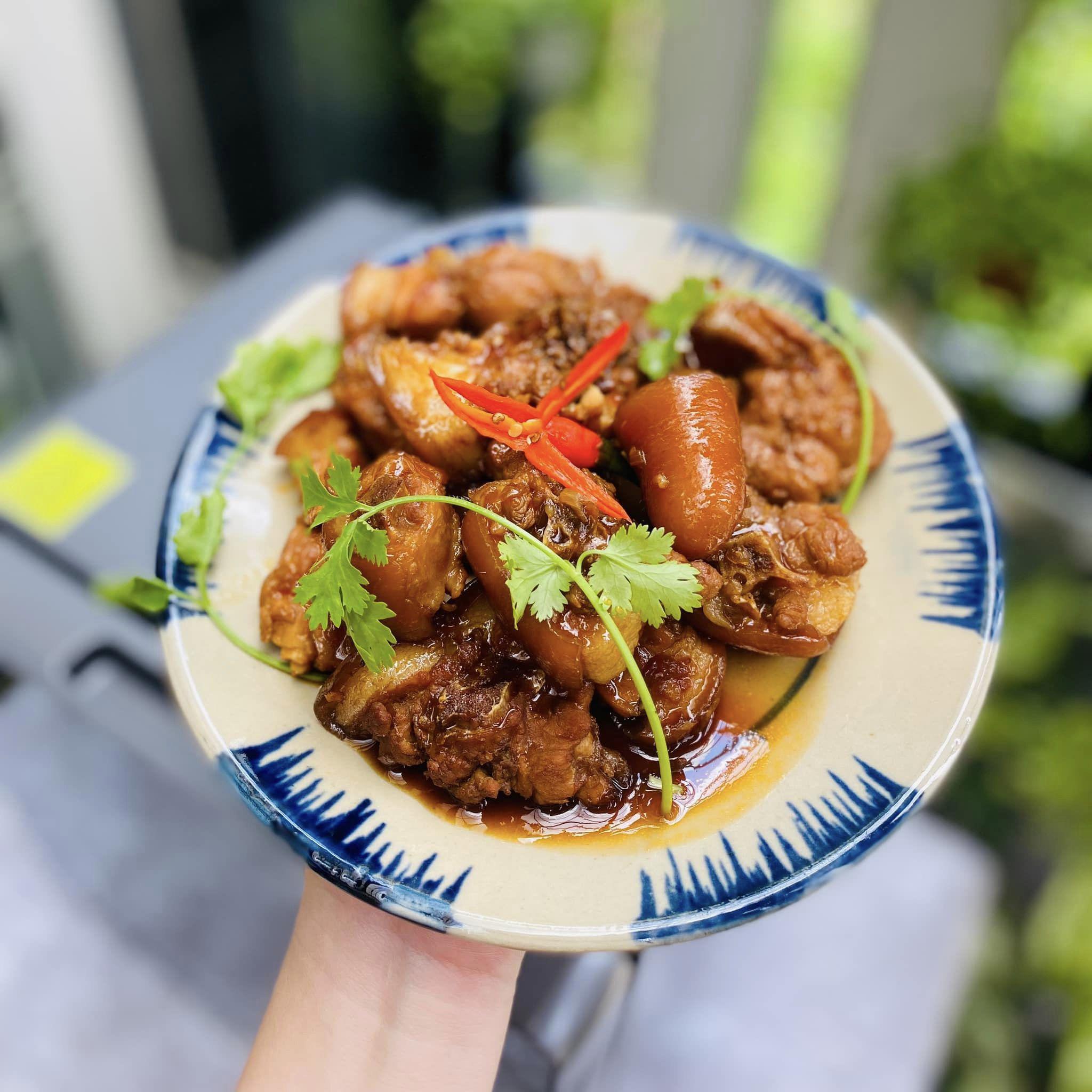 Đuôi heo chín mềm,&nbsp;ngấm đều gia vị được hầm cùng bia có hương vị lạ miệng mà vô cùng hấp dẫn. Món này hợp để làm món nhậu hoặc ăn cùng cơm nóng đều ngon "hết xảy".