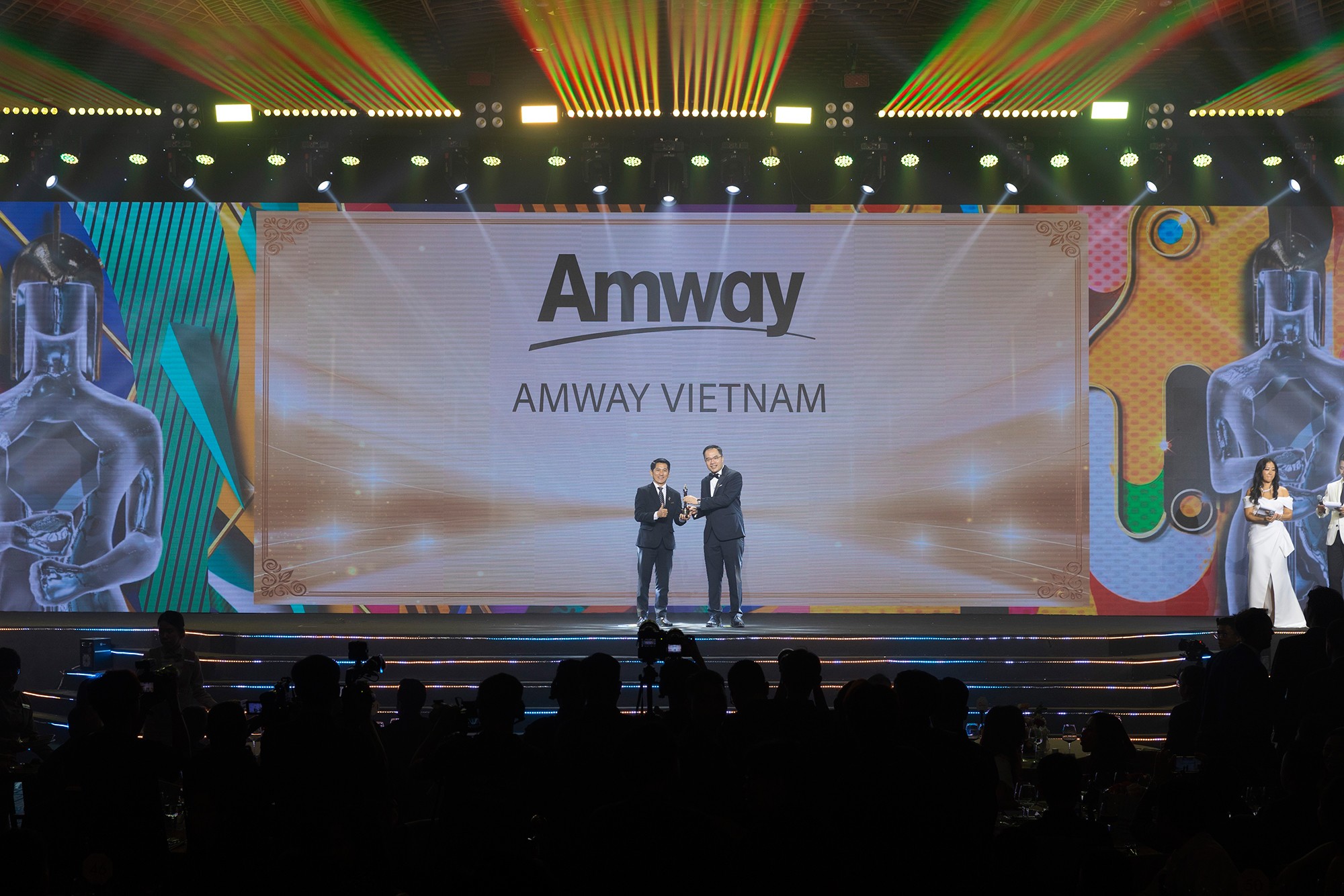 Ông Huỳnh Thiên Triều - Tổng giám Đốc Amway Việt Nam vinh dự được trao tặng phiên bản vàng của chiếc cúp Harmonia với thành tích 5 năm đạt được giải thưởng HR Asia - Nơi làm việc tốt nhất châu Á 2024.