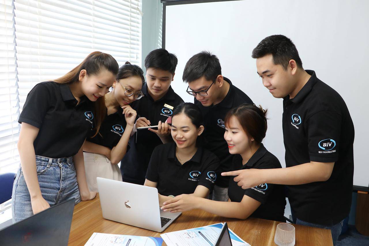 Hình ảnh đội ngũ chuyên viên đang trao đổi để cùng nhau đưa ra giải pháp cho khách hàng