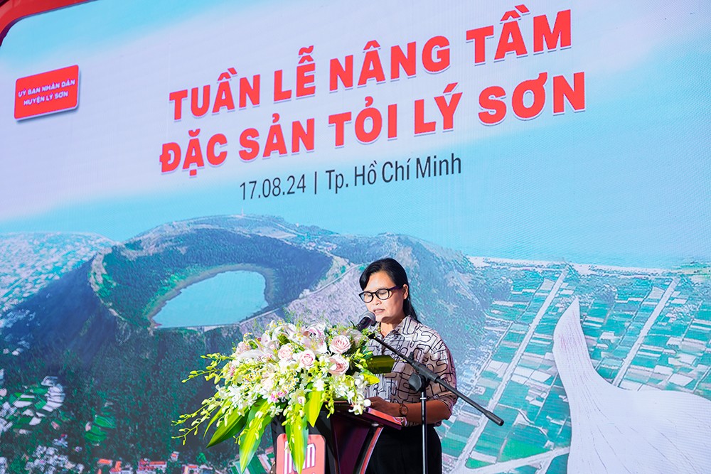 Bà Phạm Thị Hương - Chủ tịch UBND Huyện Đảo Lý Sơn chia sẻ sự đánh giá cao việc hợp tác và quan tâm của Masan Consumer đối với đời sống bà con nông dân và đặc sản địa phương.