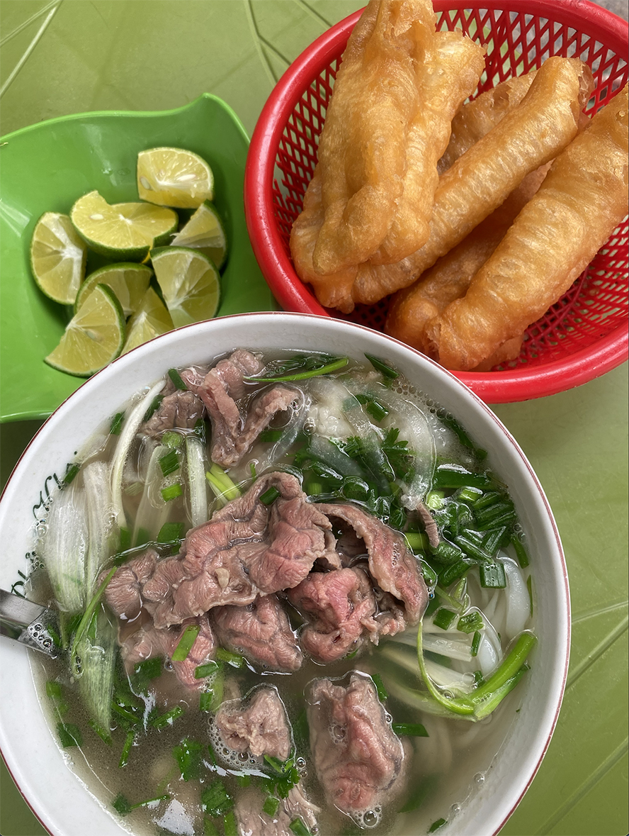 Tô phở lõi bò gầu giòn trứ danh của quán Khôi Hói