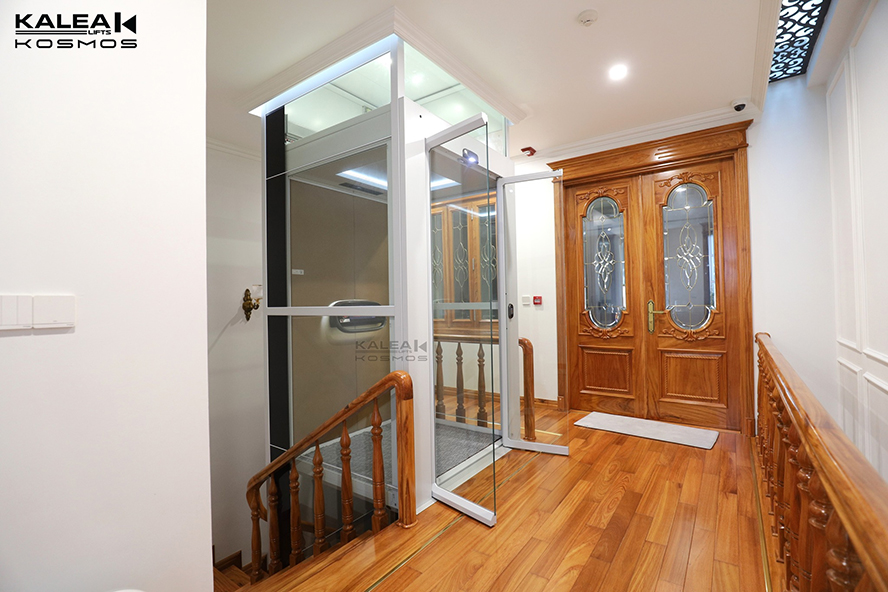 Nhờ vách kính cường lực cao cấp, thang máy mini Kalea vẫn mang lại cảm giác thông thoáng, rộng rãi cho không gian nhà ở