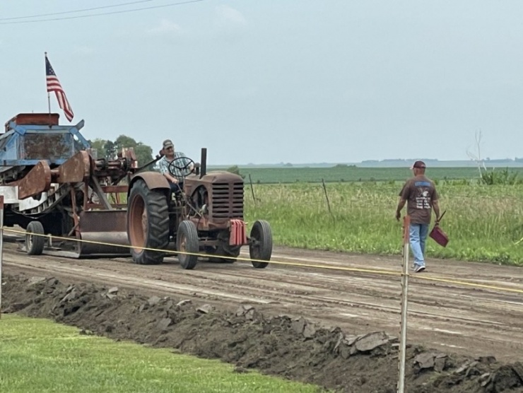 Hình ảnh Thống đốc Walz lái máy cày tại nông trại của gia đình ở Minnesota.