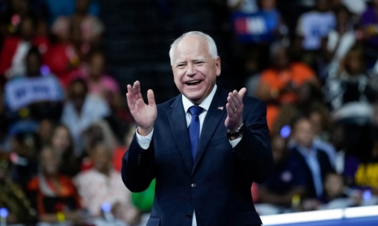 Thống đốc Walz đem đến hình ảnh quen thuộc giống Tổng thống Joe Biden.