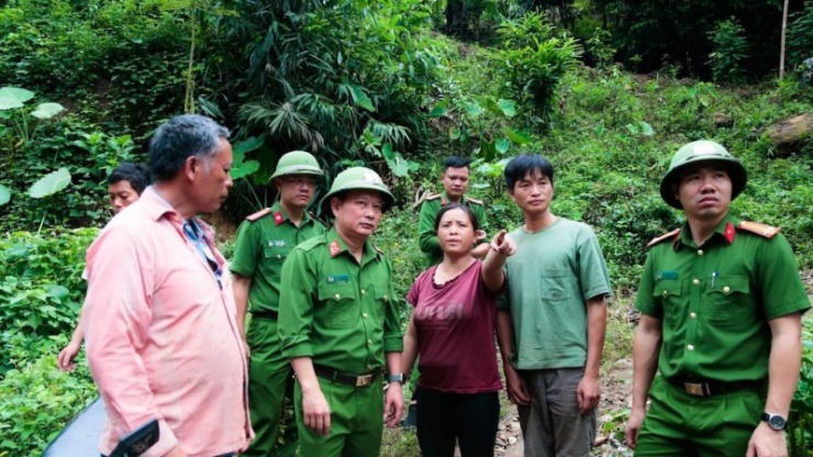 Thượng tá Phạm Duy Thịnh, Trưởng Công an huyện Văn Yên chỉ đạo trực tiếp cuộc tìm kiếm.