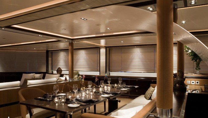 'Siêu du thuyền' của tỷ phú Anh trước khi bị vòi rồng nhấn chìm - 10