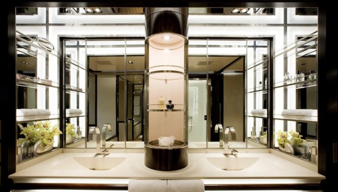 'Siêu du thuyền' của tỷ phú Anh trước khi bị vòi rồng nhấn chìm - 9