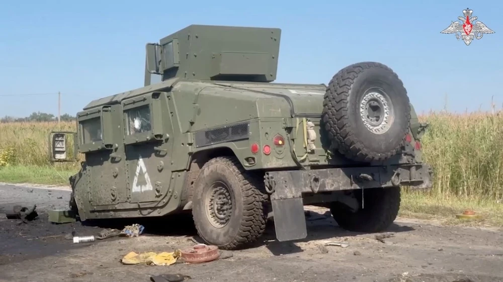 Xe quân sự Humvee, được cho là của Ukraine, bị quân Nga phá huỷ ở tỉnh Kursk hôm 20-8. Ảnh: BỘ QUỐC PHÒNG NGA