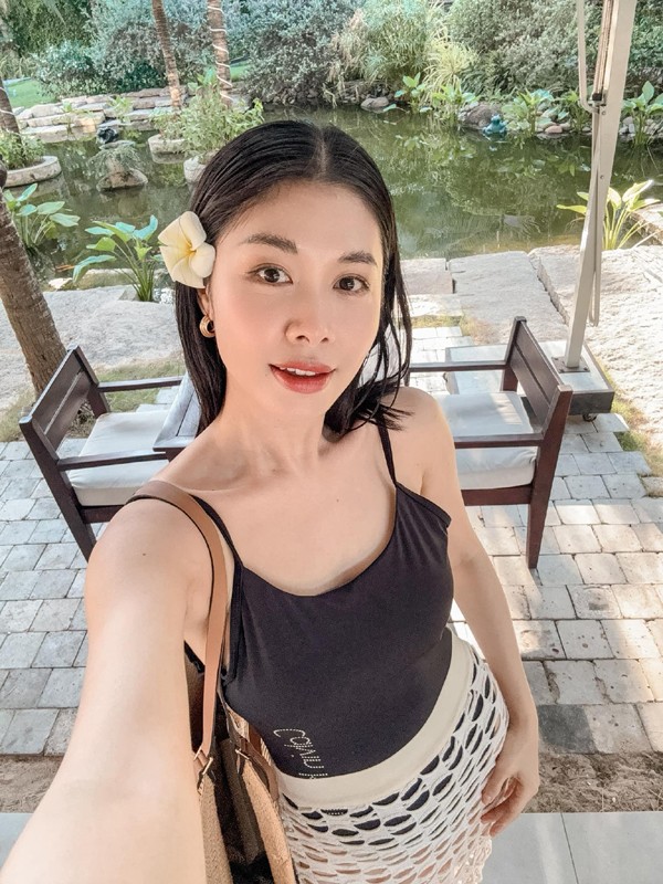 Theo đó, quy tắc chăm da, giữ dáng được Thủy Anh áp dụng như sau: Uống đủ 2 lít nước/ngày; nấu ăn healthy, gần như không tinh bột, món luộc hấp nhiều; tập cơ bụng 30 phút/ngày.