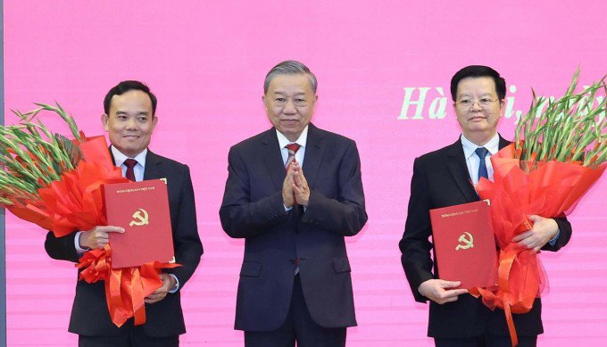 Tổng Bí thư, Chủ tịch nước Tô Lâm tặng hoa cho ông Trần Lưu Quang (trái) và Mai Văn Chính. Ảnh: TTXVN