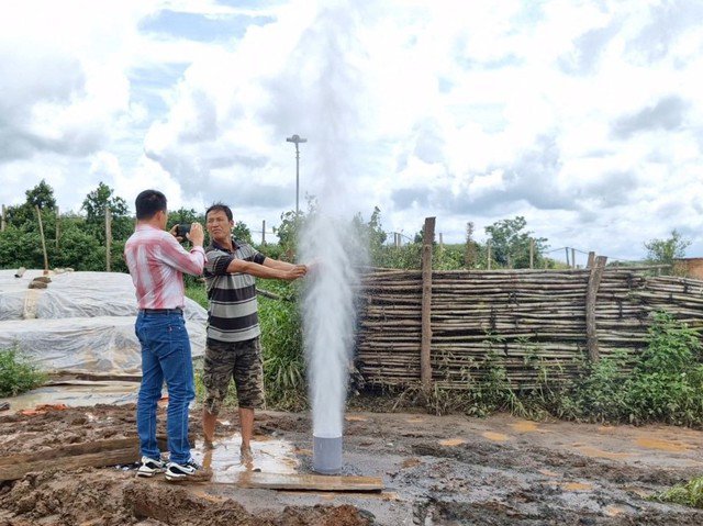 Giếng khoan nhà ông Đàm Xuân Hòa phun nước cao hàng chục mét