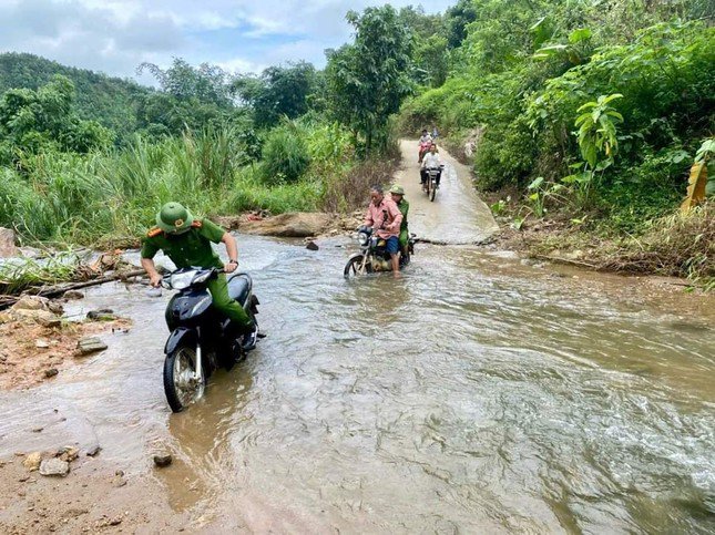 Tìm thấy cháu bé mất tích trong rừng sau gần 5 ngày, sức khỏe suy nhược