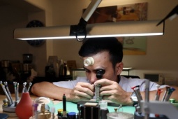 Bạn trẻ - Cuộc sống - Thanh niên đánh giày trở thành thợ sửa đồng hồ tiền tỷ đất Hà thành