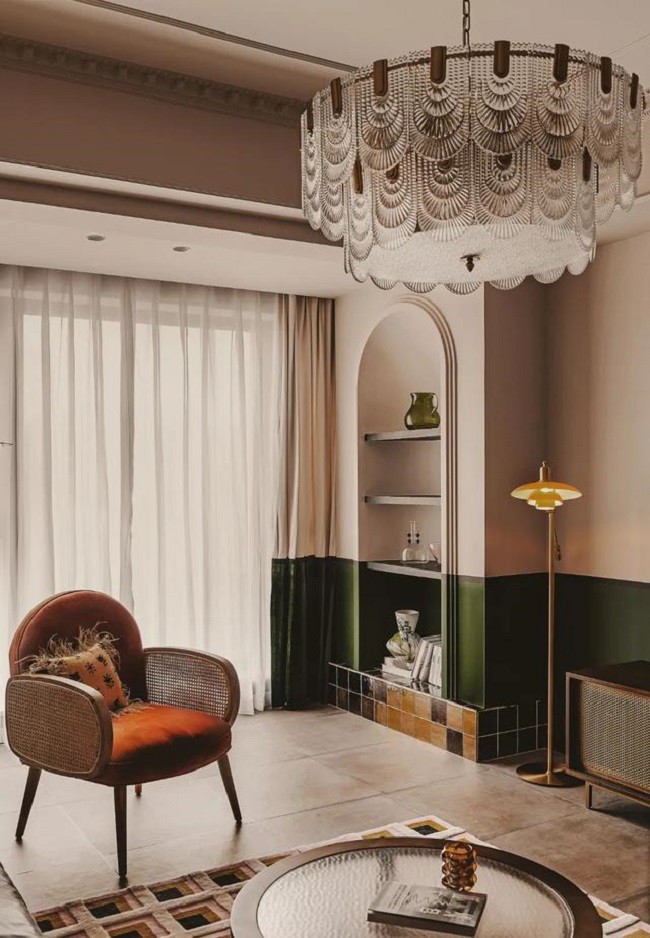 Các bức tường được sơn nghệ thuật và trang trí bằng các lớp màu xanh tuyết tùng.
