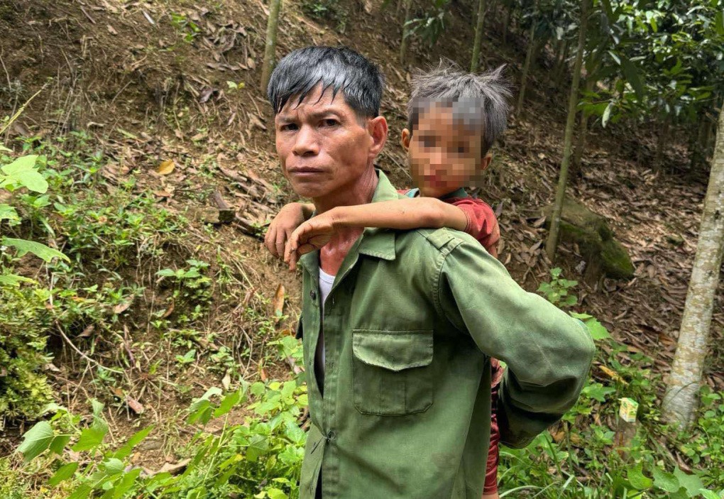 Trưa 21/8, ông Lý Văn Nằng ở xã Lang Thíp, huyện Văn Yên tìm thấy cháu bé. Ảnh: Tân Phạm