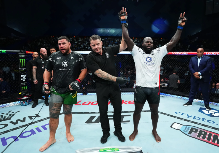 Trọng tài Howie Booth (giữa) bị loại khi chưa hoàn thành xong nhiệm vụ ở sự kiện UFC 305