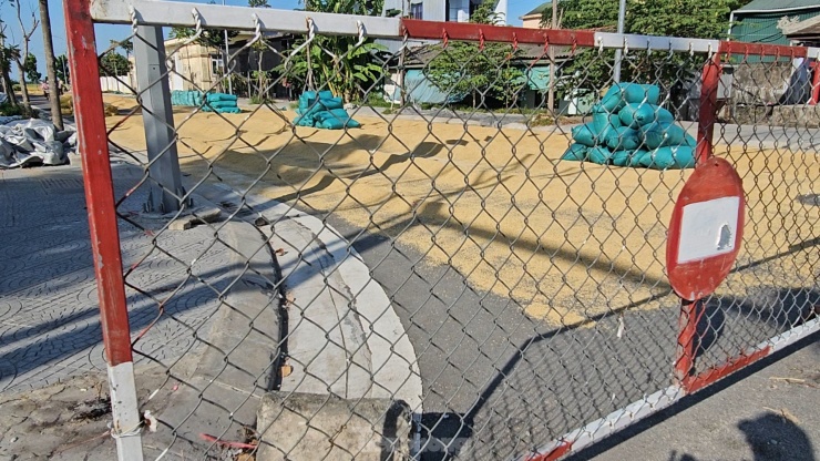 Ông Nguyễn Đình Dũng (dân phường Thủy Phương) phản ánh, đoạn tỉnh lộ 7 nối dài xây xong 2 năm nay, nhưng không biết vì lý do gì, công trình không thể đấu nối vào đường Nguyễn Tất Thành (quốc lộ 1) để khai thác, vận hành.