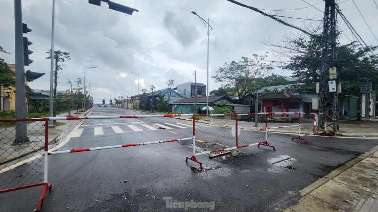 Đầu tuyến đoạn tỉnh lộ 7 nối dài luôn bị rào chắn, khóa lối vào ra kể từ khi hoàn thiện toàn bộ hệ thống hạ tầng kỹ thuật.