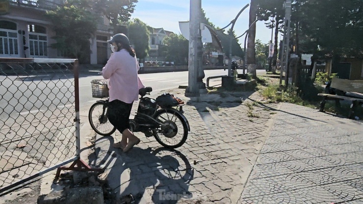 Ngày thường, nơi đây gần như là tuyến đường “chết”, thi thoảng có những người điều khiển xe máy, xe đạp băng lên vỉa hè len qua kẽ hở hàng rào tiếp giáp quốc lộ 1 để vào ra đoạn tỉnh lộ 7 nối dài.