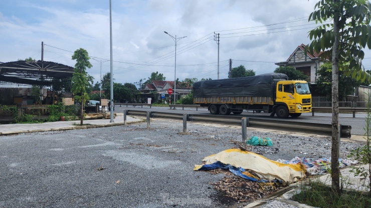 Tương tự, tại huyện Phú Lộc, tuyến đường giao thông vành đai phía đông xã Lộc Sơn dài 1,5 km cũng bị khóa đấu nối sau khi công trình hoàn thành đầu tư xây dựng. Tuyến đường này có quy mô, giá trị đầu tư hơn 43 tỷ đồng, do Ban Đầu tư và Xây dựng khu vực huyện Phú Lộc làm chủ đầu tư.