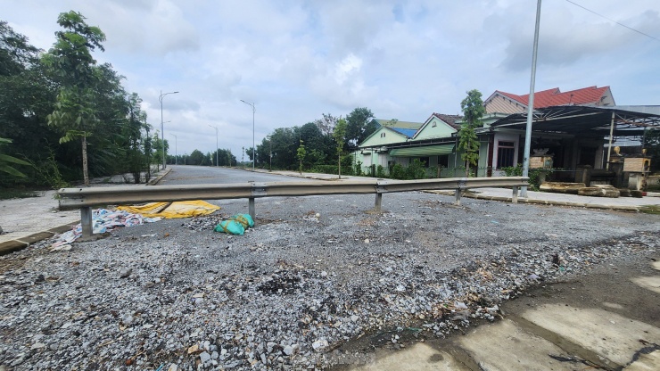 Từ khi hoàn thành đầu tư xây dựng kể từ đầu năm 2023 đến nay, công trình chưa một ngày được thông tuyến do bị rào khóa ở đầu tuyến tiếp giáp vị trí Km 850+100 thuộc Quốc lộ 1 (khu vực chợ Hôm, xã Lộc Sơn).