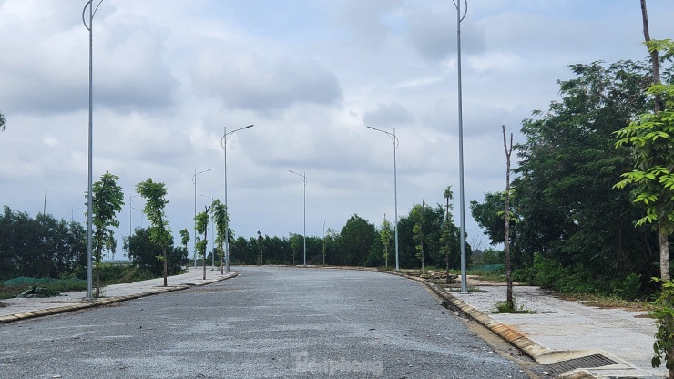 Hạ tầng kỹ thuật trên công trình đường giao thông vành đai phía đông xã Lộc Sơn đã hoàn thiện từ mặt đường, điện chiếu sáng, hệ thống thoát nước đến cây xanh, vỉa hè…