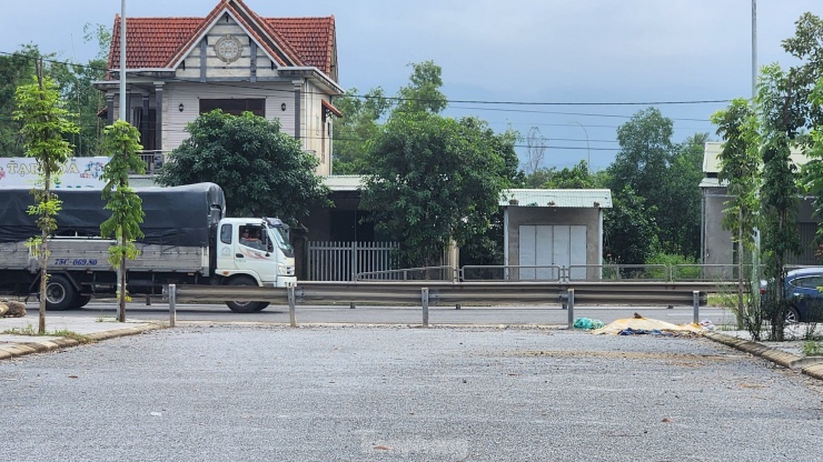Theo người dân địa phương, đường tiền tỷ hoàn thành nhưng không thể đưa vào khai thác, sử dụng là một sự lãng phí lớn về đầu tư.