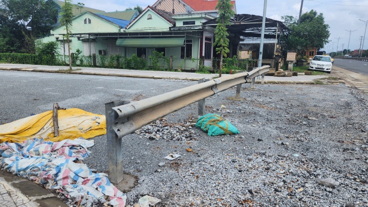Ông Nguyễn Văn Hiệp - Giám đốc Ban đầu tư và Xây dựng khu vực huyện Phú Lộc - cho hay, đơn vị từng có tờ trình gửi cơ quan chức năng xin đấu nối tuyến đường vào quốc lộ 1 tại vị trí Km 850+100 đoạn qua xã Lộc Sơn từ năm 2022 nhưng đến nay vẫn chưa được giải quyết.