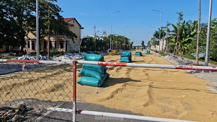 Một lãnh đạo UBND thị xã Hương Thủy thông tin, trên địa bàn có nhiều tuyến đường cần đấu nối vào quốc lộ 1 như tại vị trí Km 831+60, Km 320+500, Km 834+800, Km 836+850, Km 837+100… “Để thực hiện việc đấu nối, cần đầu tư làn chuyển tốc, làn dừng xe chờ rẽ trái theo quy định hiện hành về quản lý và bảo vệ kết cấu đường bộ. Trong khi, có những công trình đầu tư từ trước khi có quy định mới về đấu nối. Hơn nữa, việc đầu tư những hạng mục này phải bố trí nguồn vốn lớn và thực hiện bằng dự án mới nên cần thời gian để triển khai”, vị lãnh đạo thị xã Hương Thủy này cho hay.