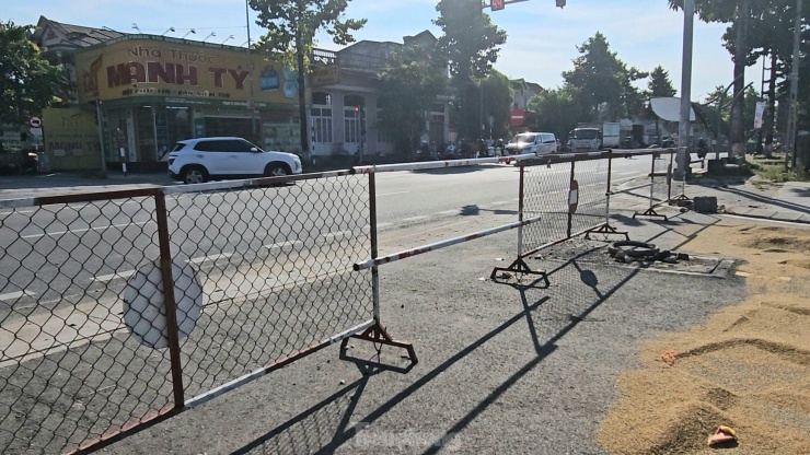 Trao đổi với PV Tiền Phong , lãnh đạo Sở GTVT TT-Huế cho biết, thực hiện chỉ đạo của UBND tỉnh, đơn vị hiện tập hợp hồ sơ, tài liệu, yêu cầu của các địa phương, đơn vị liên quan việc đấu nối đường mới đầu tư xây dựng hoàn thiện ra các tuyến quốc lộ qua địa bàn để kiến nghị cấp có thẩm quyền xem xét, xử lý.