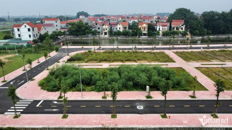 Mục đích của các cuộc đấu giá là giúp người dân có nhu cầu nhà ở có cơ hội mua đất, nhưng trên thực tế giá bị đẩy lên rất cao, người mua ở rất khó tiếp cận. Ảnh: Hồng Khanh