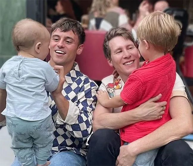 Tom Daley (trái) và bạn đời đồng giới đưa hai con bắt đầu cuộc sống mới sau giải nghệ tại Mỹ. Ảnh: Instagram Dustin Lance Black