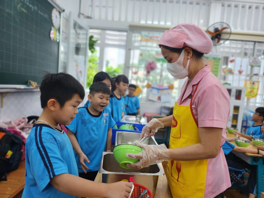 Bữa ăn bán trú của học sinh Trường Tiểu học Hoà Bình, quận 1. Ảnh: NGUYỄN QUYÊN