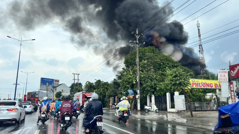 Sét đánh dữ dội, bãi phế liệu chứa nệm mút bốc cháy dữ dội