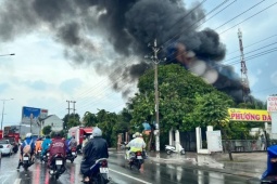 Tin tức trong ngày - Bình Dương: Sét đánh trúng, bãi phế liệu bùng cháy dữ dội