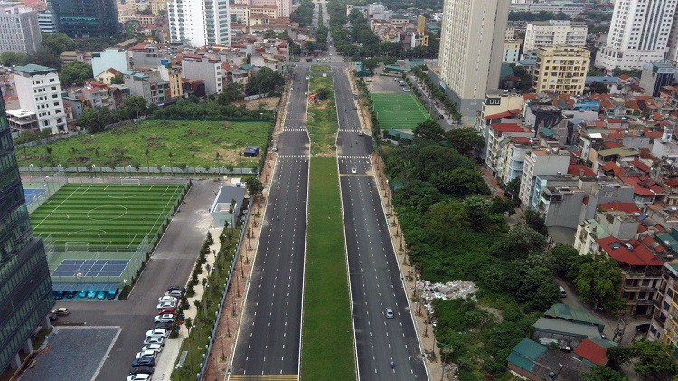 Đường Nguyễn Văn Huyên kéo dài hiện tại trở thành con đường khang trang, sạch đẹp và có mặt bằng kinh doanh khá đắt đỏ.