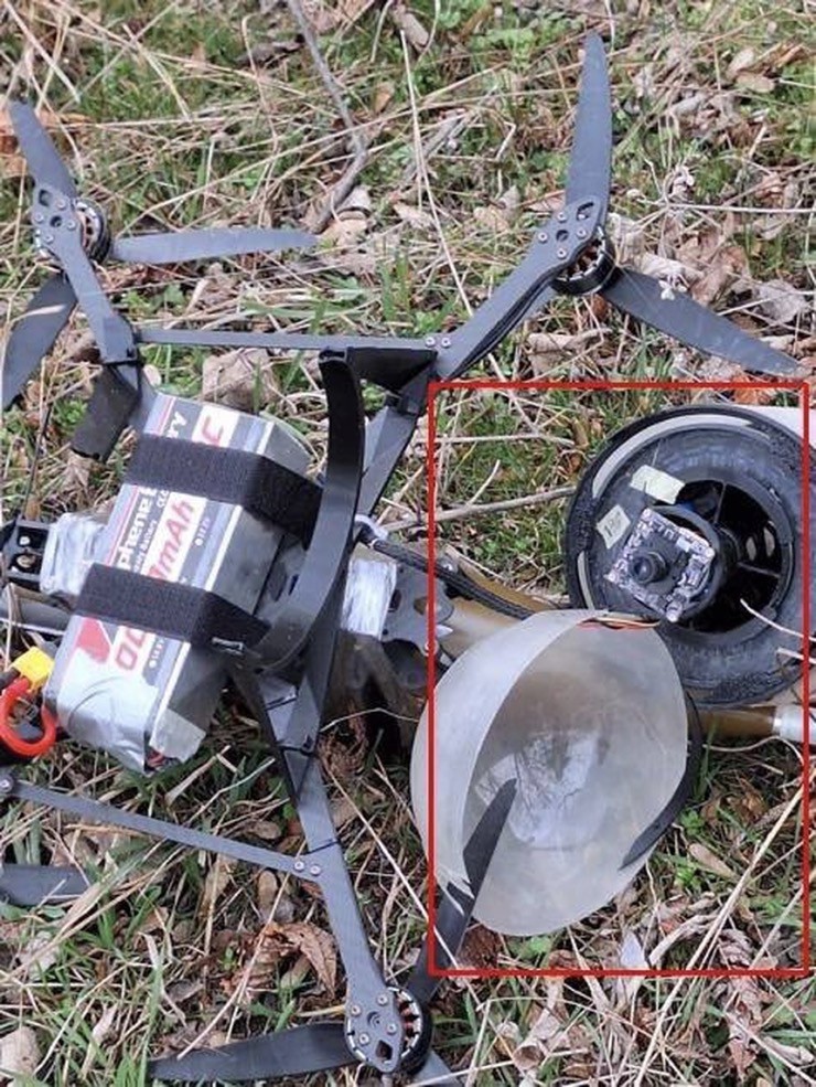 UAV của Nga bị bắn rơi hồi tháng 3/2024&nbsp;với cuộn cáp quang nằm ở bên phải. Đây là loại dây cáp quang thương mại có trọng lượng nhẹ.