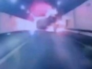 Media - Clip: Va chạm, ô tô và xe tải phát nổ rồi bốc cháy trong đường hầm
