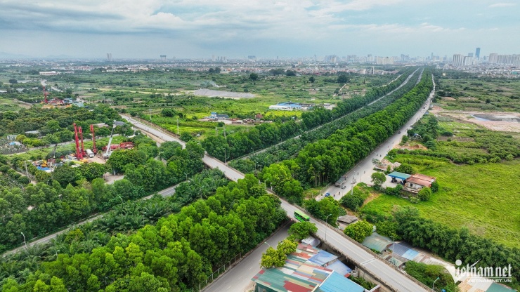 Cầu vượt Song Phương bắc ngang qua đại lộ Thăng Long là một trong những lối dẫn vào xã Tiền Yên, huyện Hoài Đức (Hà Nội) - nơi vừa diễn ra phiên đấu giá 19 thửa đất tại thôn Lòng Khúc, kéo dài 19 tiếng và kết thúc với giá trúng một số lô cao gấp gần 20 lần giá khởi điểm.&nbsp;