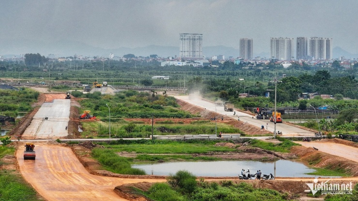 Đường Vành đai 4, riêng gói thầu số 9 đi qua địa bàn hai huyện Hoài Đức và Đan Phượng có mức đầu tư hơn 1.300 tỷ đồng với chiều dài khoảng 23km. Những ngày này, xe công trường liên tục hoạt động để đảm bảo tiến độ thi công.