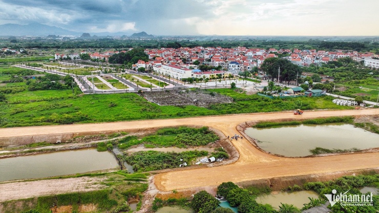 Khu đất này nằm ngay bên trục đường Vành đai 4 đang thi công, cách chưa đầy 100m.&nbsp;