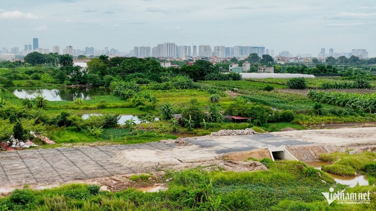  Từ đường Vành đai 4 có thể nhìn thấy các cao ốc, chung cư ở trung tâm Thủ đô không xa. Khoảng cách từ đây lưu thông về quận gần nhất  gần 20km, đi trên đại lộ Thăng Long.  