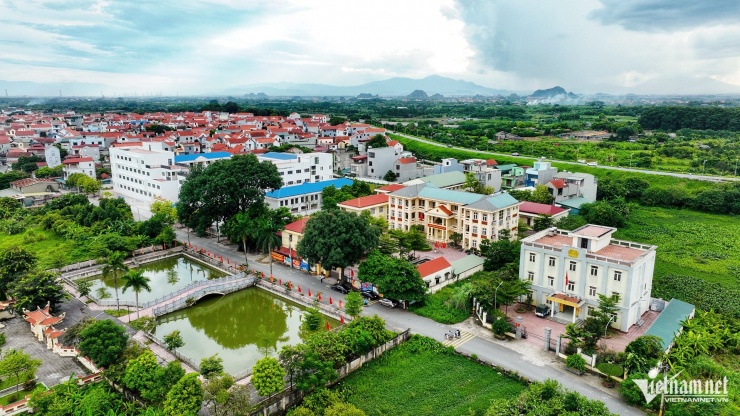 Trong ảnh là UBND xã Tiền Yên, chỉ cách khu đất đấu giá vài trăm mét.