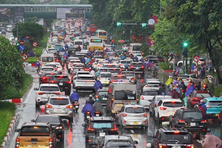 Hậu cơn mưa đêm, Hà Nội kẹt cứng vì giao thông