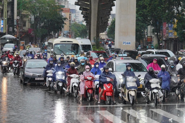 Giao thông Hà Nội tê liệt vì cơn mưa xối xả